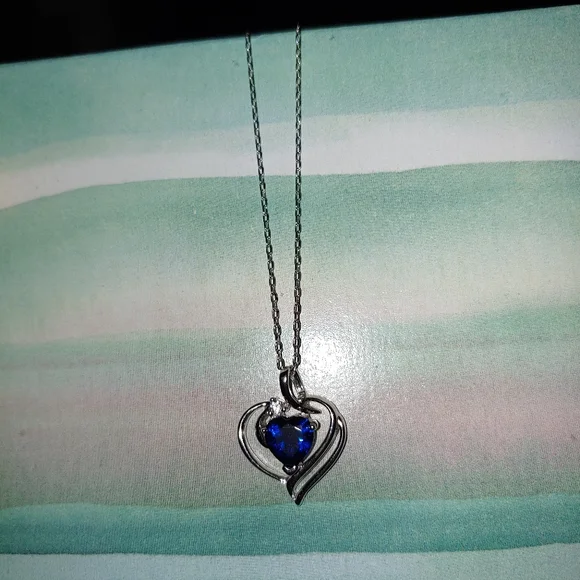 Beautiful New Heart  Necklace - Picture 2 of 3